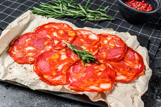 Rebanadas de salami de chorizo. Chorizo tradicional español. Vista superior.