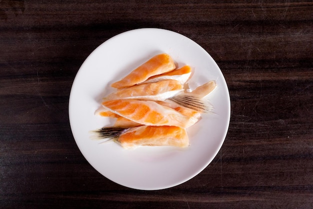 Rebanadas de salmón en un plato blanco