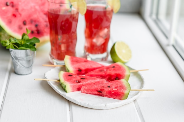 Rebanadas de sandía deliciosa fresca en el plato