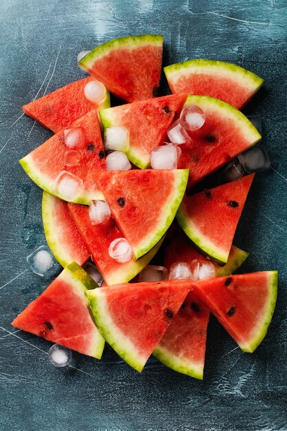 Rebanadas de sandía fresca con hielo