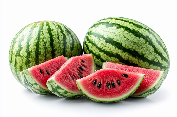 Rebanadas de sandía recién cortadas dispuestas junto a melones enteros sobre un fondo blanco IA generativa