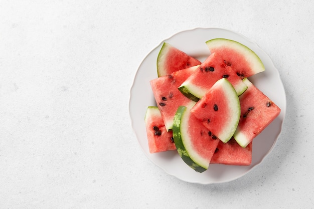 Rebanadas de sandía con semillas sobre fondo gris fruta jugosa fresca en un plato