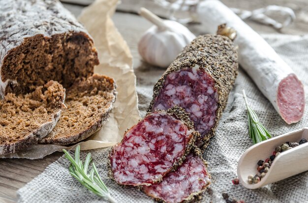 Rebanadas de saucisson y salami español sobre cilicio