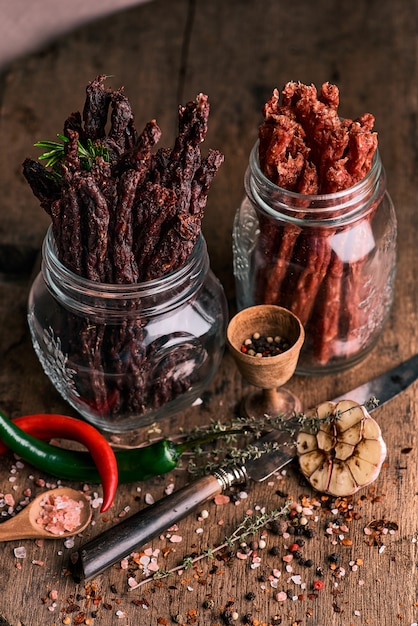 Rebanadas secas de carne de res y cerdo con especias y hierbas