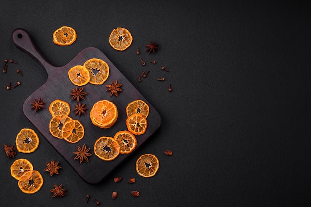 Rebanadas secas de forma redonda de mandarina de color naranja brillante
