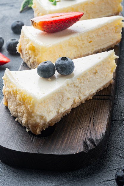 Rebanadas de tarta de queso clásica de Nueva York, sobre mesa gris