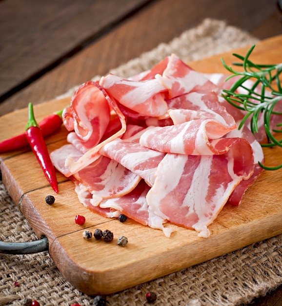 Rebanadas de tocino en el fondo de madera