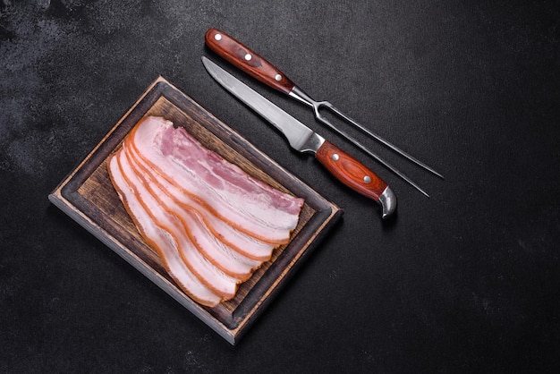 Rebanadas de tocino en una tabla de cortar de madera Carne de cerdo