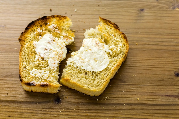 Rebanadas tostadas de pan de masa madre recién horneado con mantequilla.