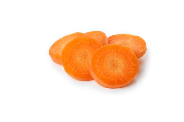 Rebanadas de zanahoria madura aislado sobre fondo blanco.