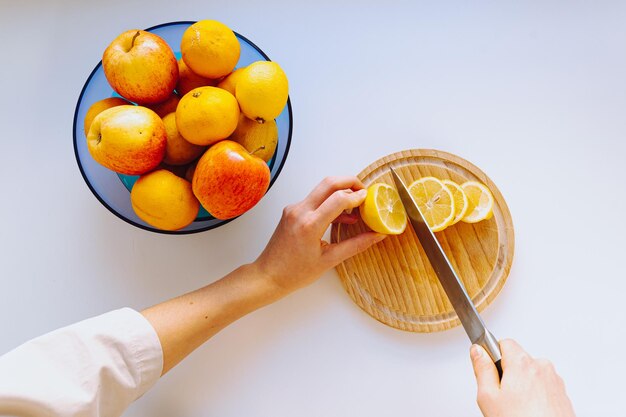 rebanar rodajas de limón vista superior. preparación de rodajas de fruta, ensalada de frutas vitamínicas