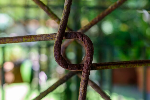 Rebar de ferro enferrujado abstrato formando um círculo com linhas