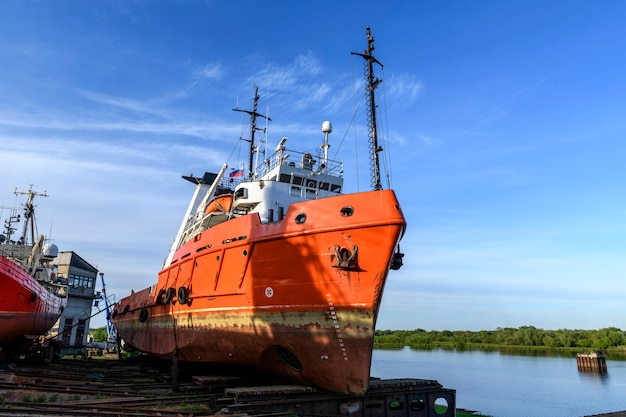 Rebocador em terra no pátio de reparos de navios