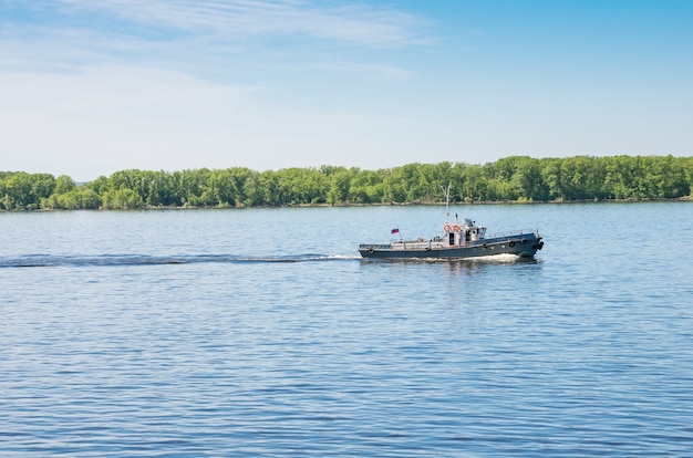 rebocador no rio volga em samara