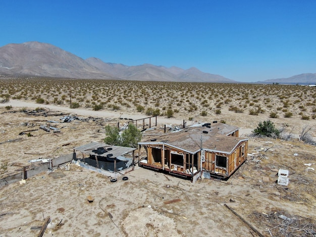 Reboque de campista de casa abandonada no meio do deserto no deserto de Mojave, na Califórnia