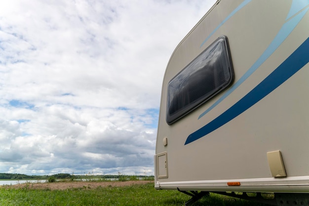 Reboque de campista para viajar em pé na margem do lago no verão