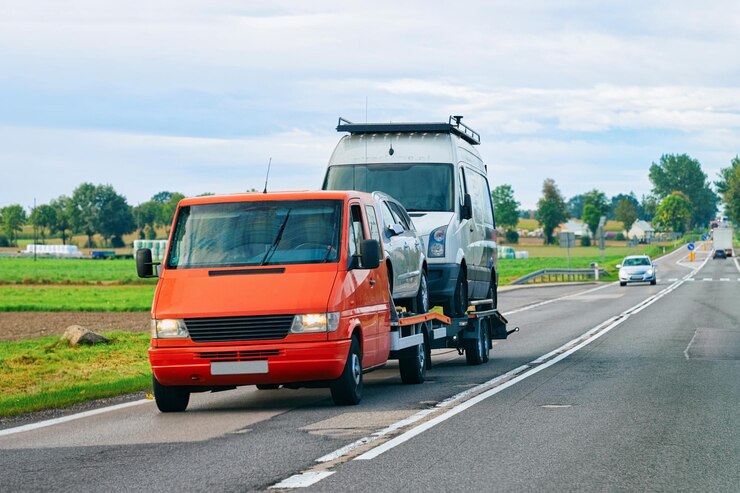 Foto reboque de transporte de carro com mini vans na estrada asfaltada da eslovênia.