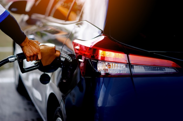 Recargue el combustible de su automóvil en los puntos de venta de gasolina usted mismo. para un viaje ágil en la conducción en el camino de viaje