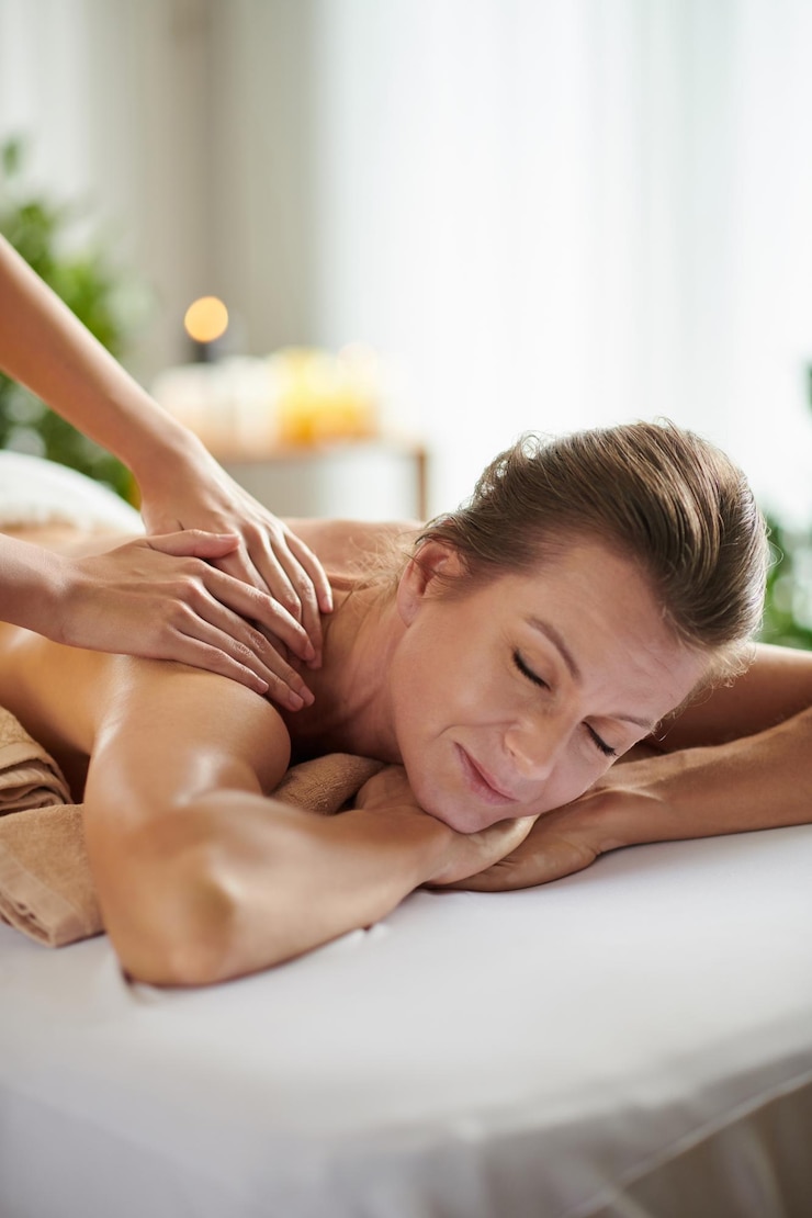 Foto recebendo massagem nos ombros no salão