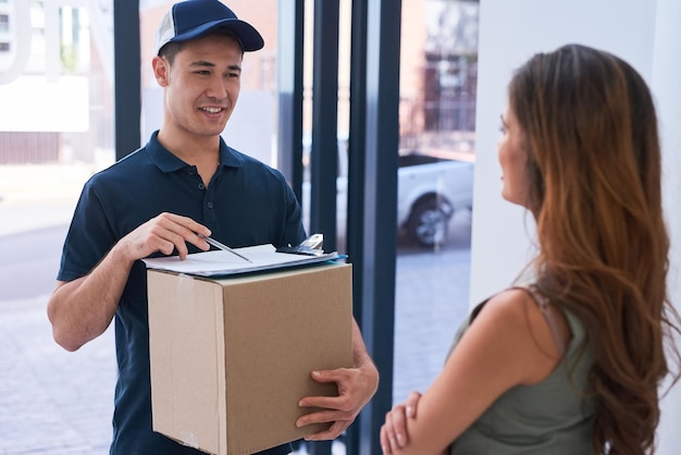 Recebendo seu pacote a tempo toda vez Foto recortada de um mensageiro fazendo uma entrega para uma empresária