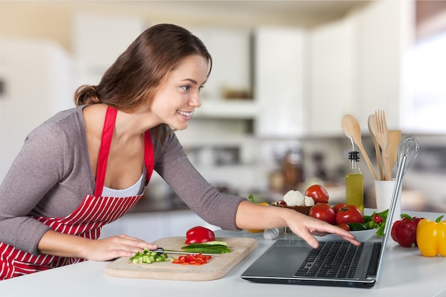 Receita cozinhar cozinha doméstica mulheres computador laptop comida