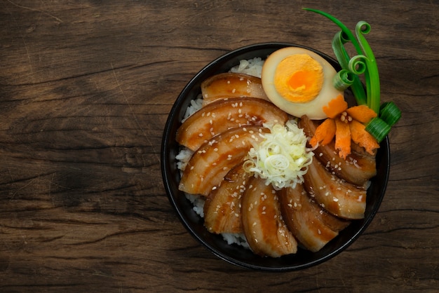 Receita de arroz chashu don com carne de porco cozida em molho marrom