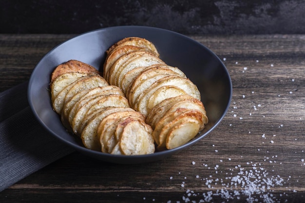 Receita de batata assada, em uma mesa de madeira, horizontal