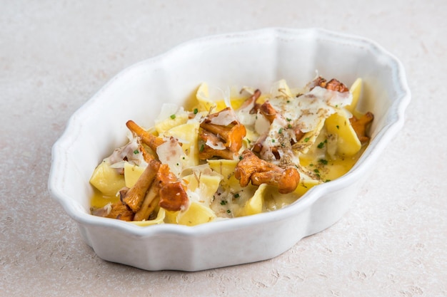 Receita de batata e prato branco Carne moída frita e creme isolado no fundo branco