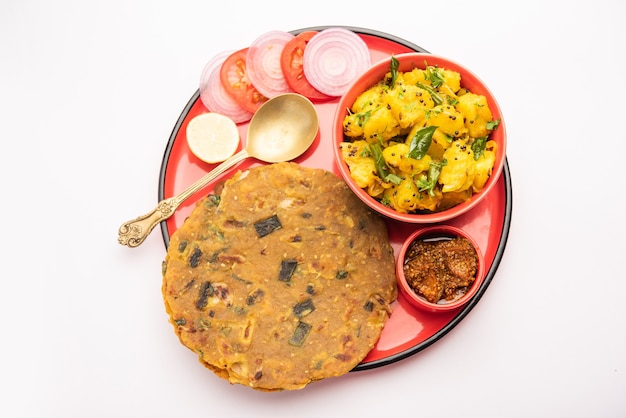 Receita de batata frita com vegetais secos com cebola ou pyaj paratha, servida com picles de manga ou achar