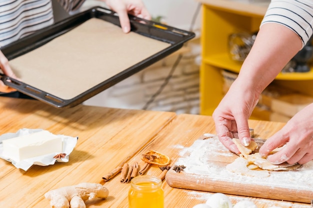 Receita de biscoitos caseiros Foto recortada de mulheres usando assadeira para assar biscoitos de gengibre