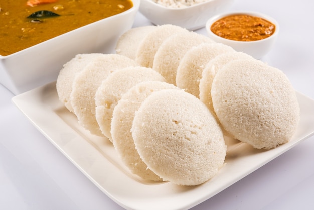 Receita de café da manhã do sul da Índia Idly ou Idli ou bolo de arroz servido com chutney de coco e sambar, foco seletivo