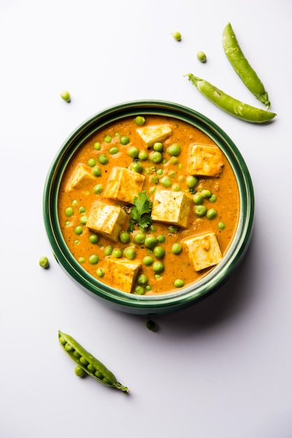 Receita de caril Matar paneer feita com queijo cottage com ervilhas verdes, servida em uma tigela. foco seletivo