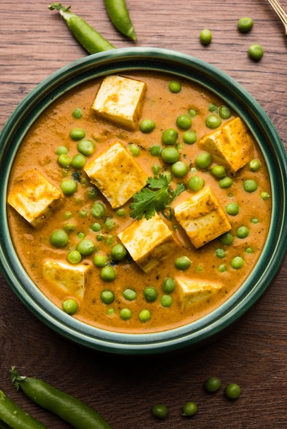 Receita de caril Matar paneer feita com queijo cottage com ervilhas verdes, servida em uma tigela. foco seletivo