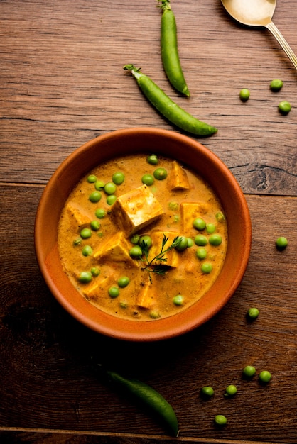 Receita de caril Matar paneer feita com queijo cottage com ervilhas verdes, servida em uma tigela. foco seletivo