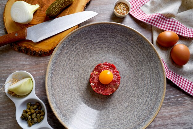 Receita de carne crua de bife Tartare com gema de ovo