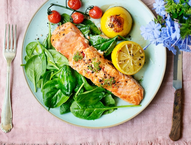 Receita de fotografia de comida de salmão grelhado