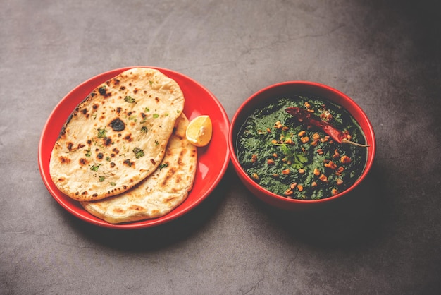 Receita de Lasooni palak ou curry de espinafre com alho estilo dhaba Prato principal indiano servido com naan