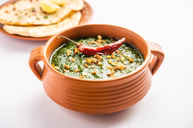 Receita de Lasooni palak ou curry de espinafre com alho estilo dhaba Prato principal indiano servido com naan