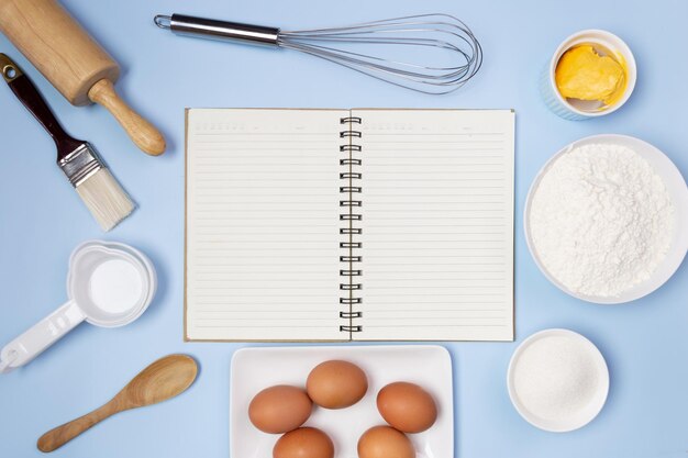 Foto receita de menu de ingredientes alimentares em fundo azul