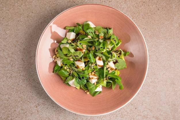 Receita de ovo e salada de legumes em um fundo de madeira Torrada de abacate com ovos