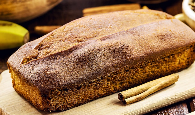 Receita de pão vegano de pão de banana caseiro feito com frutas e adoçado com canela macro fotografia de lanche orgânico e sem glúten