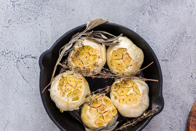 Receita de pasta de alho assado feita com especiarias em frigideira de ferro fundido.