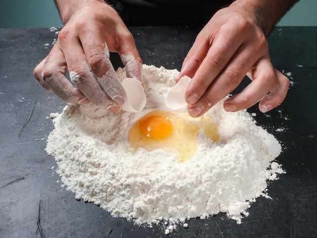 Receita de pastelaria alimentar. Baker fazendo massa com ingredientes. Conceito de cozinha