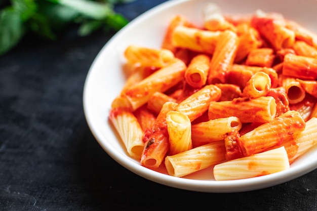 receita de prato de tomate molho de macarrão comida italiana na mesa refeição lanche cópia espaço