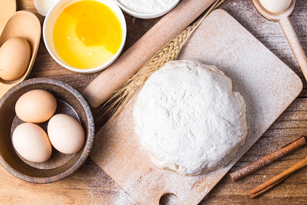 Receita de preparação de massa de pão, pizza ou torta fazendo ingridients, plano de comida no fundo da mesa de cozinha.