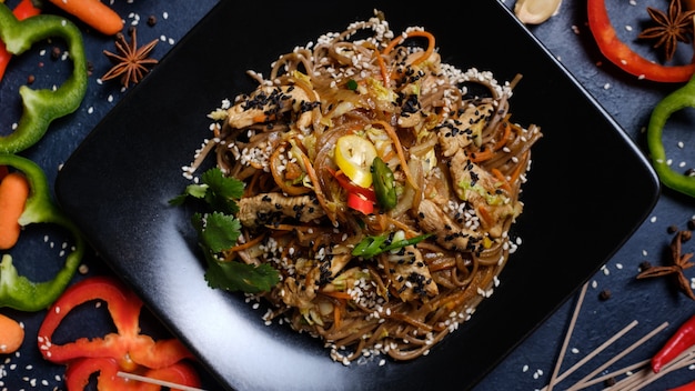 Receita de refeição. ingredientes alimentares e processo de cozimento. cozinha japonesa. Farinha de carne e vegetais de macarrão de trigo sarraceno.