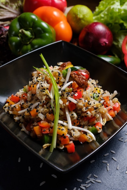 Receita de refeição. ingredientes alimentares e processo de cozimento. cozinha oriental. salada saudável de trigo vegetal.