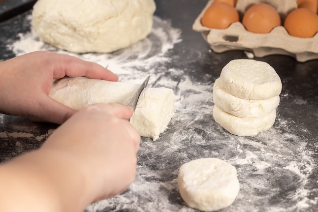 Receita fácil de cozinhar em casa, preparar massa para bolinhos de coalhada