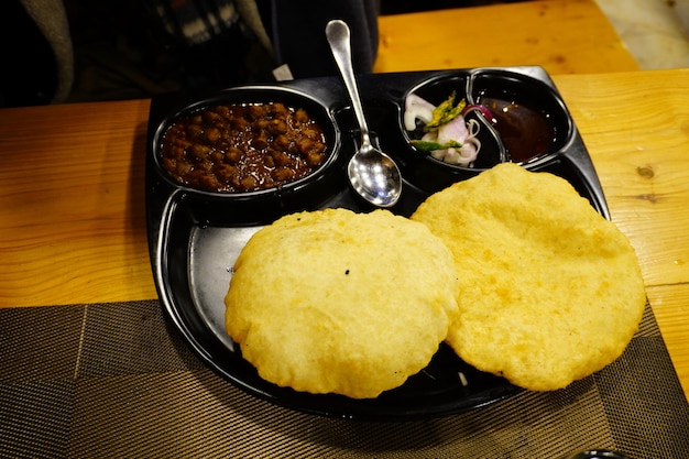 Receita indiana chola bhatura com cebola