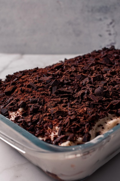 Receita italiana clássica de tiramisu com uma xícara de café